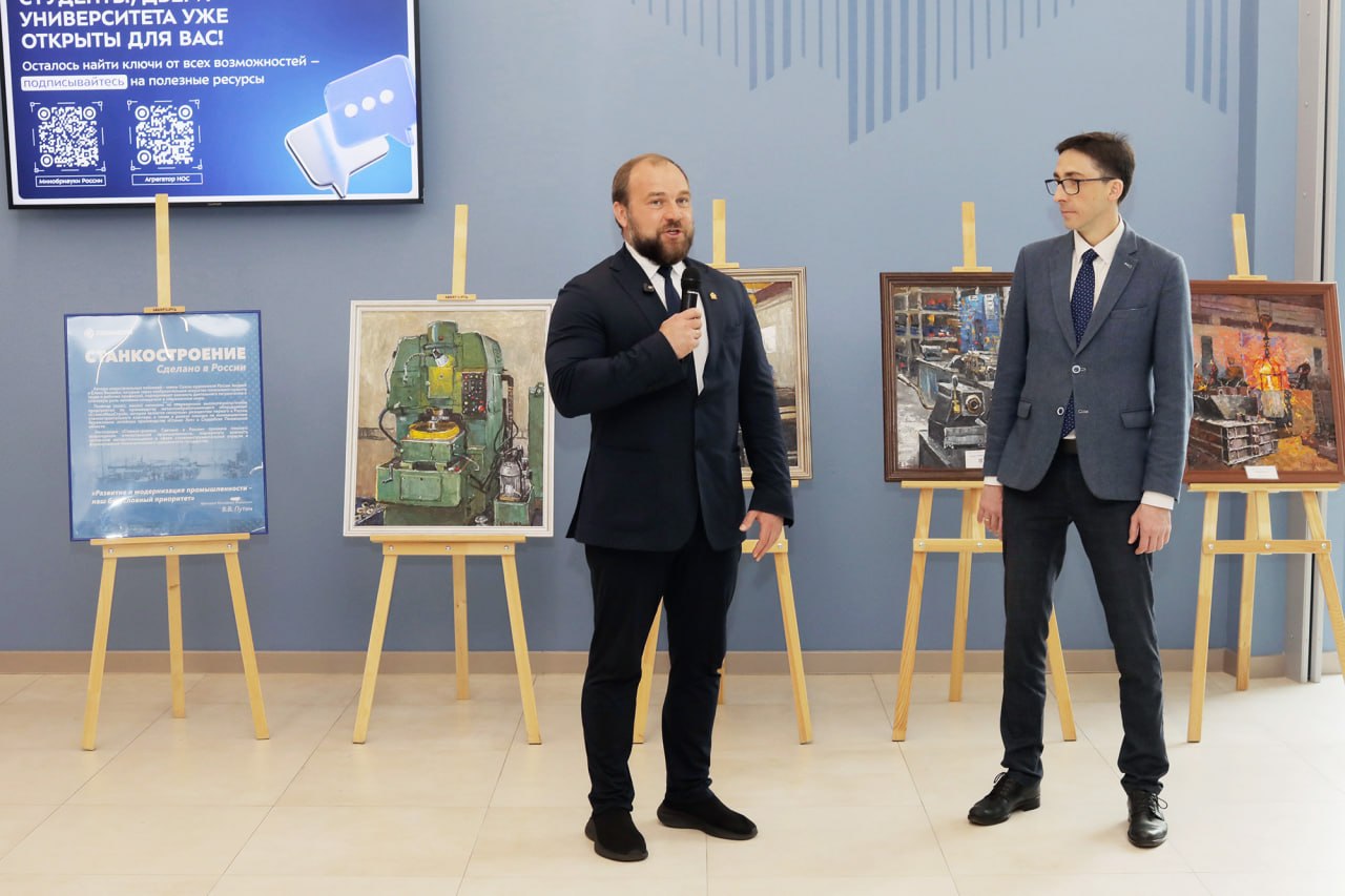 Олег Кочетков открыл выставку индустриальной живописи в МГТУ имени Баумана Олег Кочетков открыл выставку индустриальной живописи в МГТУ имени Баумана