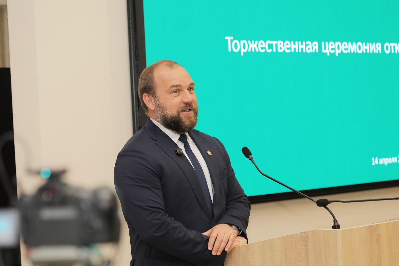 Олег Кочетков открыл выставку индустриальной живописи в МГТУ имени Баумана Олег Кочетков открыл выставку индустриальной живописи в МГТУ имени Баумана