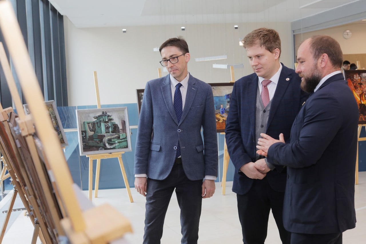 Олег Кочетков открыл выставку индустриальной живописи в МГТУ имени Баумана Олег Кочетков открыл выставку индустриальной живописи в МГТУ имени Баумана