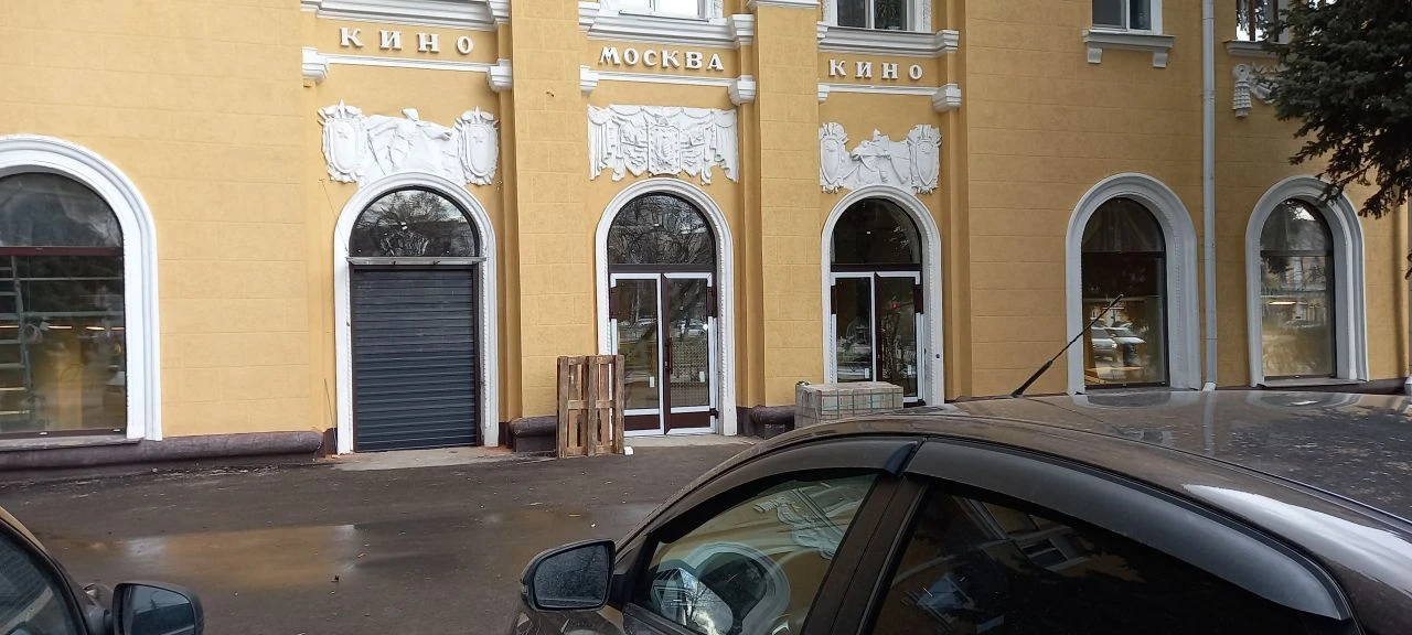 В помещении бывшего кинотеатра «Москва» на ул. Гладкова, 1 / Володарского, 68, активными темпами идет ремонт В помещении бывшего кинотеатра «Москва» на ул. Гладкова, 1 / Володарского, 68, активными темпами идет ремонт