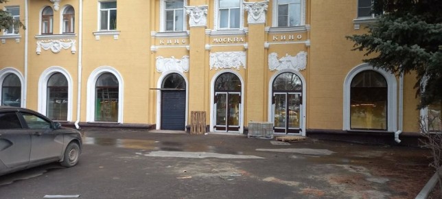 В помещении бывшего кинотеатра «Москва» на ул. Гладкова, 1 / Володарского, 68, активными темпами идет ремонт