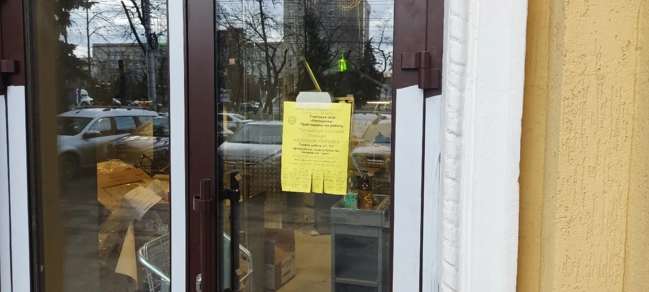 В помещении бывшего кинотеатра «Москва» на ул. Гладкова, 1 / Володарского, 68, активными темпами идет ремонт В помещении бывшего кинотеатра «Москва» на ул. Гладкова, 1 / Володарского, 68, активными темпами идет ремонт