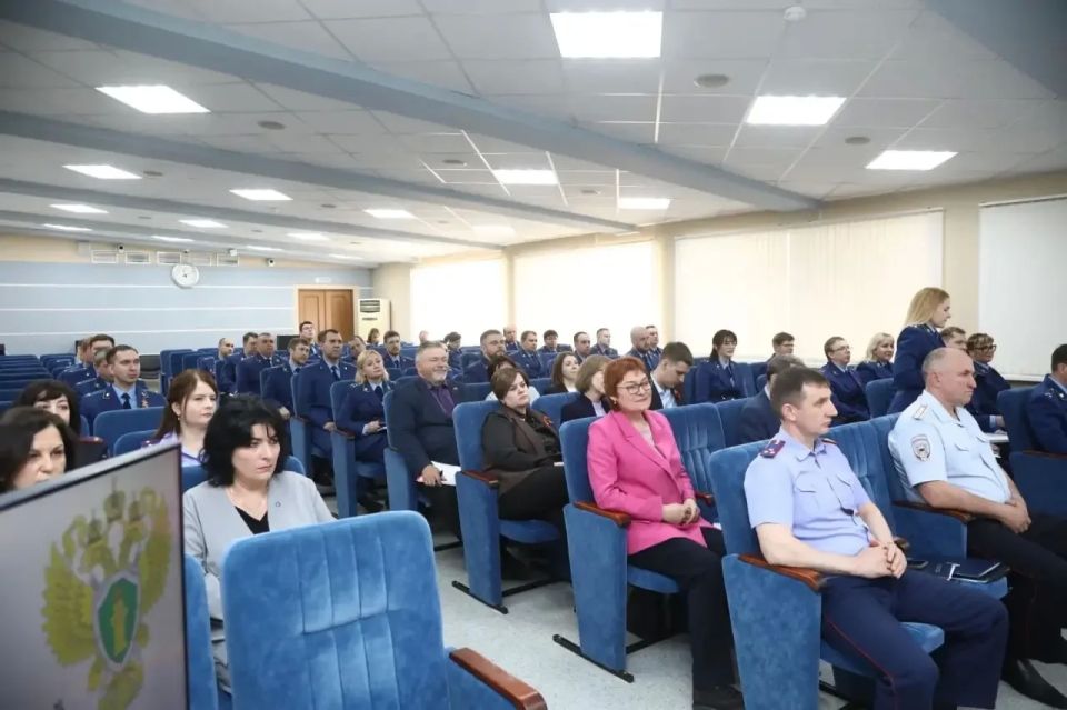 Олег Мельниченко: В прокуратуре Пензенской области принял участие в межведомственном совещании, на котором вместе с представителями правоохранительных органов и Уполномоченным по правам ребенка в регионе говорили об усилении... Олег Мельниченко: В прокуратуре Пензенской области принял участие в межведомственном совещании, на котором вместе с представителями правоохранительных органов и Уполномоченным по правам ребенка в регионе говорили об усилении...