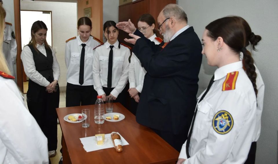 Ветераном следствия для учащихся кадетского класса проведено практическое занятие Ветераном следствия для учащихся кадетского класса проведено практическое занятие