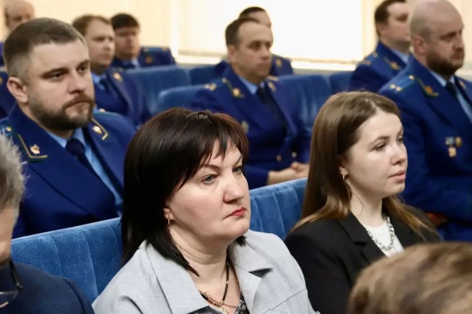 Олег Мельниченко: В прокуратуре Пензенской области принял участие в межведомственном совещании, на котором вместе с представителями правоохранительных органов и Уполномоченным по правам ребенка в регионе говорили об усилении... Олег Мельниченко: В прокуратуре Пензенской области принял участие в межведомственном совещании, на котором вместе с представителями правоохранительных органов и Уполномоченным по правам ребенка в регионе говорили об усилении...