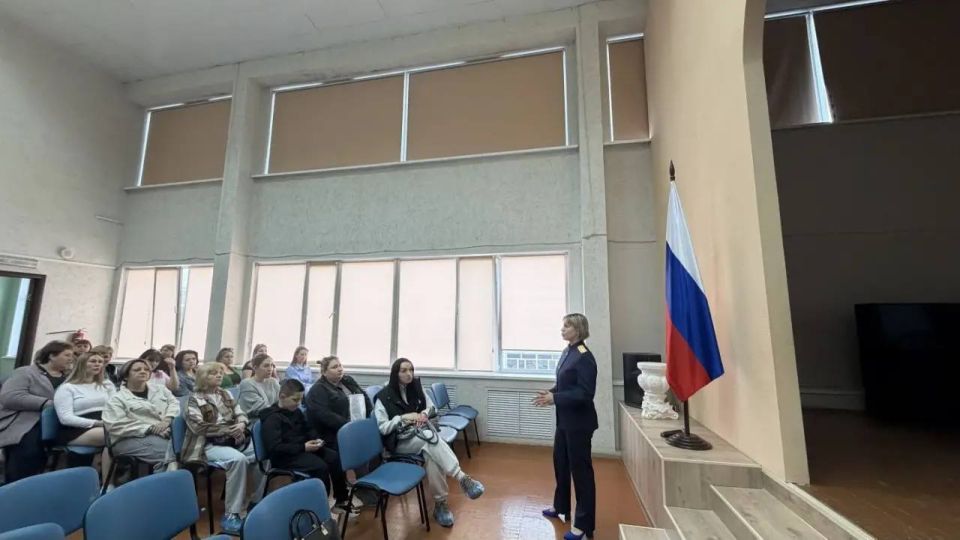 Сотрудники следственного управления СК России по Пензенской области совместно с ветераном следствия приняли участие в проведении общешкольных родительских собраний в школах г. Пензы