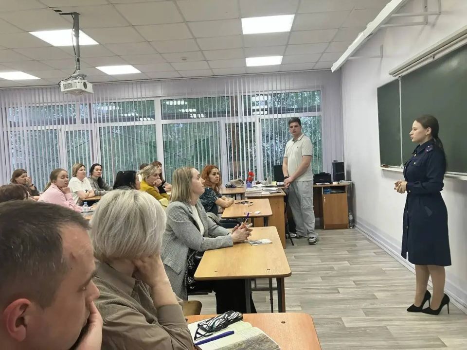 Сотрудники следственного управления СК России по Пензенской области совместно с ветераном следствия приняли участие в проведении общешкольных родительских собраний в школах г. Пензы Сотрудники следственного управления СК России по Пензенской области совместно с ветераном следствия приняли участие в проведении общешкольных родительских собраний в школах г. Пензы