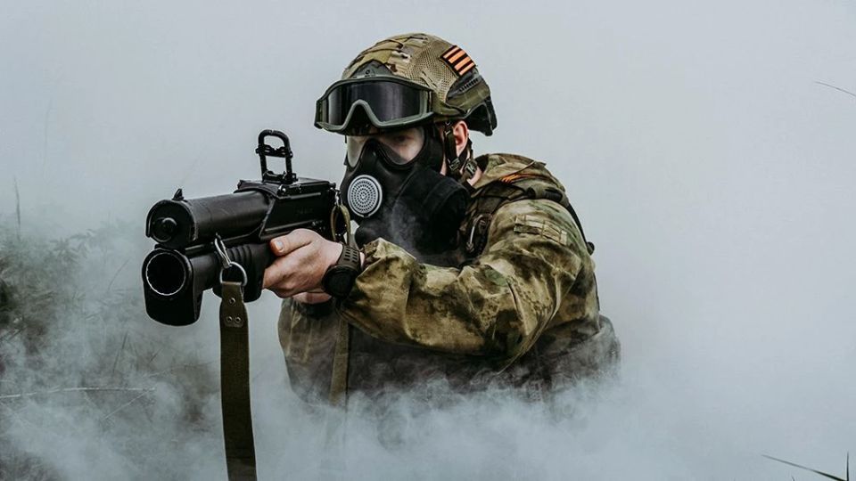 В противогазах, с гранатомётами и в дыму В противогазах, с гранатомётами и в дыму