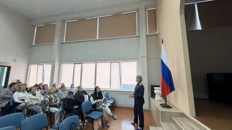 Сотрудники следственного управления СК России по Пензенской области совместно с ветераном следствия приняли участие в проведении общешкольных родительских собраний в школах г. Пензы Сотрудники следственного управления СК России по Пензенской области совместно с ветераном следствия приняли участие в проведении общешкольных родительских собраний в школах г. Пензы