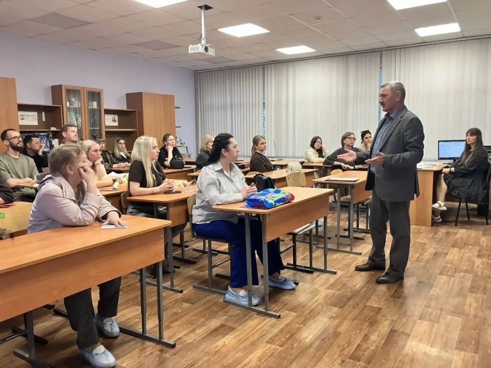 Сотрудники следственного управления СК России по Пензенской области совместно с ветераном следствия приняли участие в проведении общешкольных родительских собраний в школах г. Пензы Сотрудники следственного управления СК России по Пензенской области совместно с ветераном следствия приняли участие в проведении общешкольных родительских собраний в школах г. Пензы