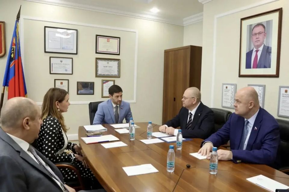 Олег Мельниченко: Перед началом заседания Комитета СФ по социальной политике провели рабочую встречу с его председателем Алексеем Владимировичем Синицыным