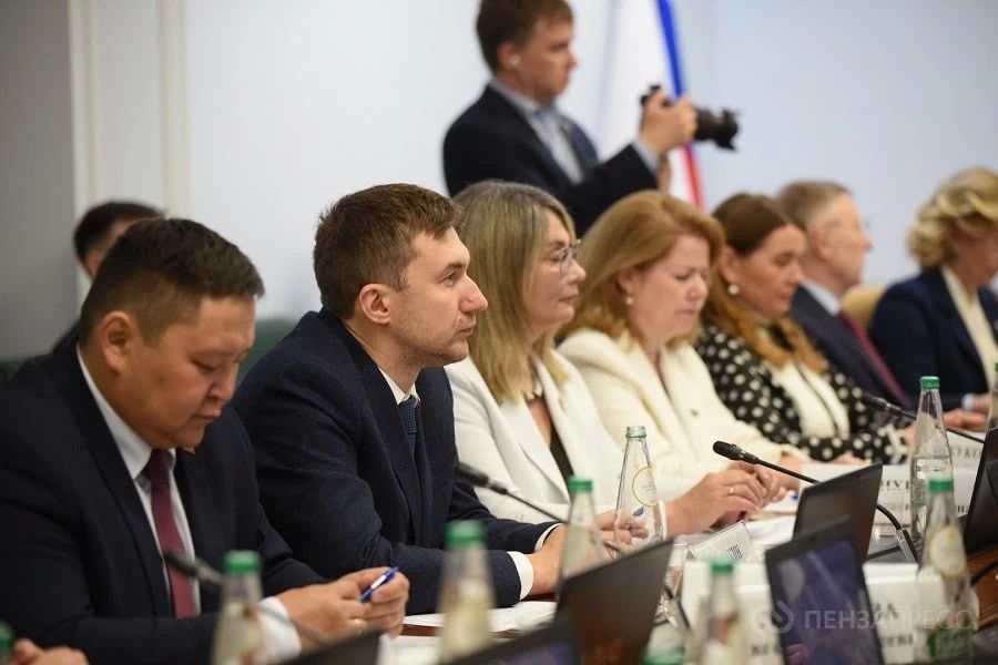 Губернатор Олег Мельниченко представил сенаторам проекты строительства корпуса онкодиспансера и реконструкции стадиона «Пенза» Губернатор Олег Мельниченко представил сенаторам проекты строительства корпуса онкодиспансера и реконструкции стадиона «Пенза»