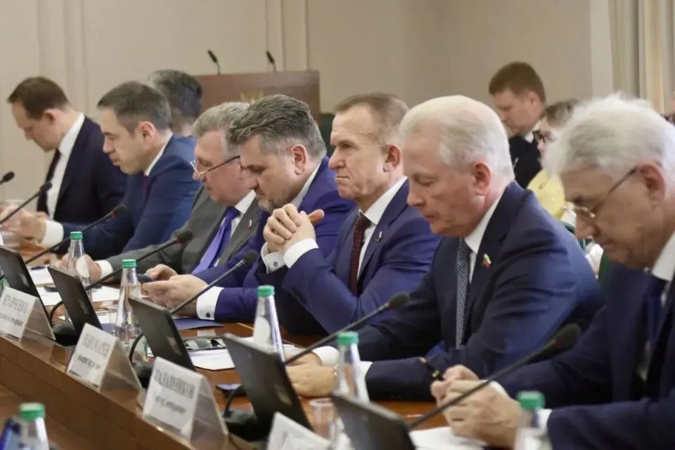 Олег Мельниченко: На расширенном заседании Комитета Совета Федерации по экономической политике под руководством первого заместителя председателя Комитета Ивана Николаевича Абрамова представили для рассмотрения проекты по... Олег Мельниченко: На расширенном заседании Комитета Совета Федерации по экономической политике под руководством первого заместителя председателя Комитета Ивана Николаевича Абрамова представили для рассмотрения проекты по...