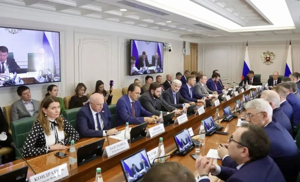 Олег Мельниченко: На расширенном заседании Комитета Совета Федерации по экономической политике под руководством первого заместителя председателя Комитета Ивана Николаевича Абрамова представили для рассмотрения проекты по... Олег Мельниченко: На расширенном заседании Комитета Совета Федерации по экономической политике под руководством первого заместителя председателя Комитета Ивана Николаевича Абрамова представили для рассмотрения проекты по...