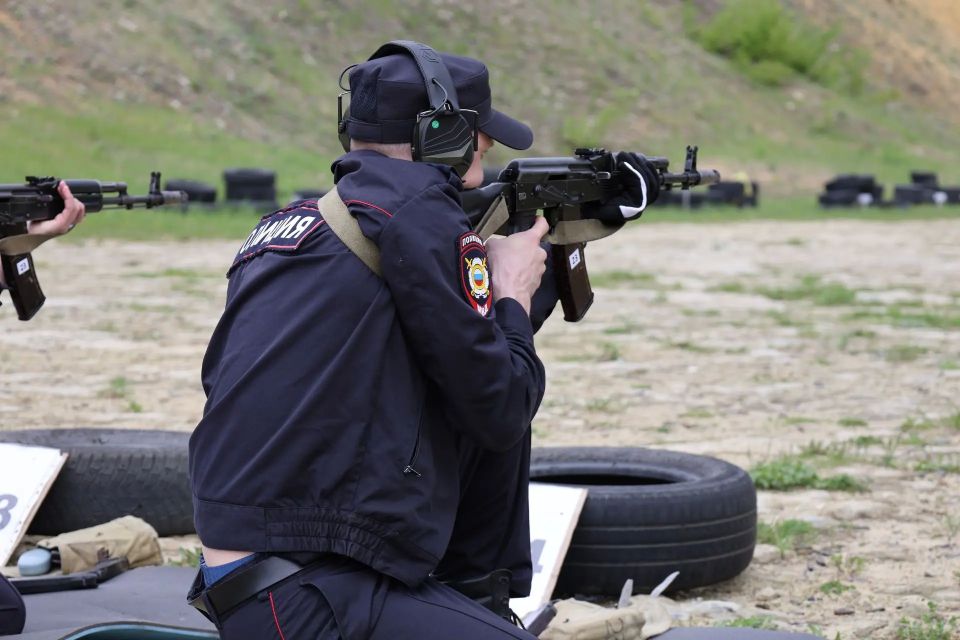 В Пензе между сотрудниками полиции состоялись соревнования по стрельбе из автомата Калашникова В Пензе между сотрудниками полиции состоялись соревнования по стрельбе из автомата Калашникова