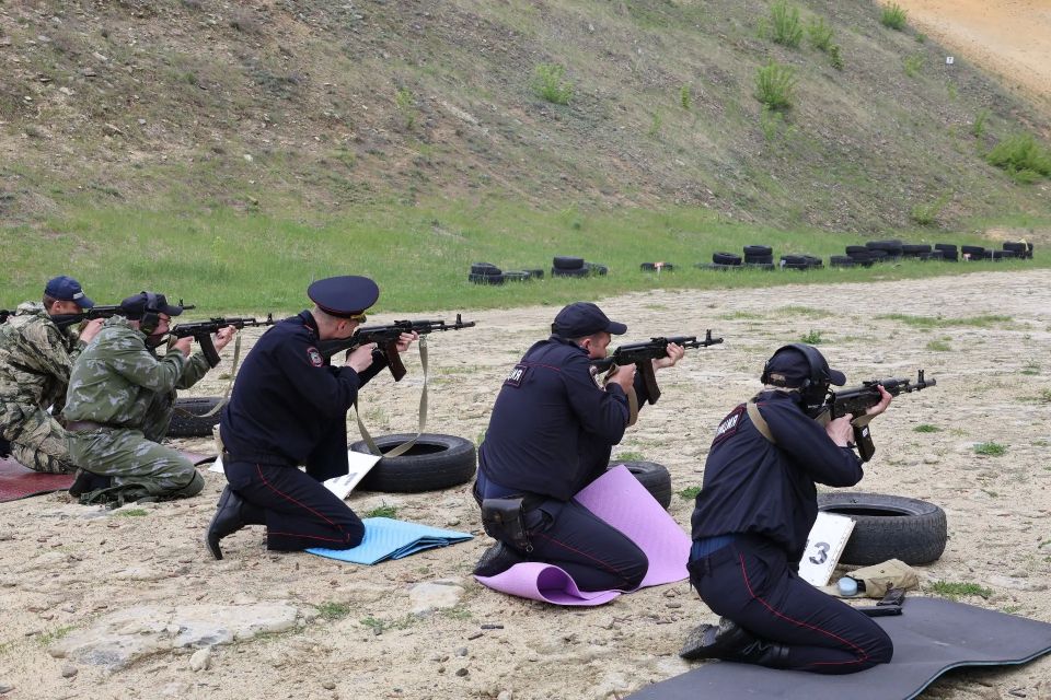 В Пензе между сотрудниками полиции состоялись соревнования по стрельбе из автомата Калашникова В Пензе между сотрудниками полиции состоялись соревнования по стрельбе из автомата Калашникова