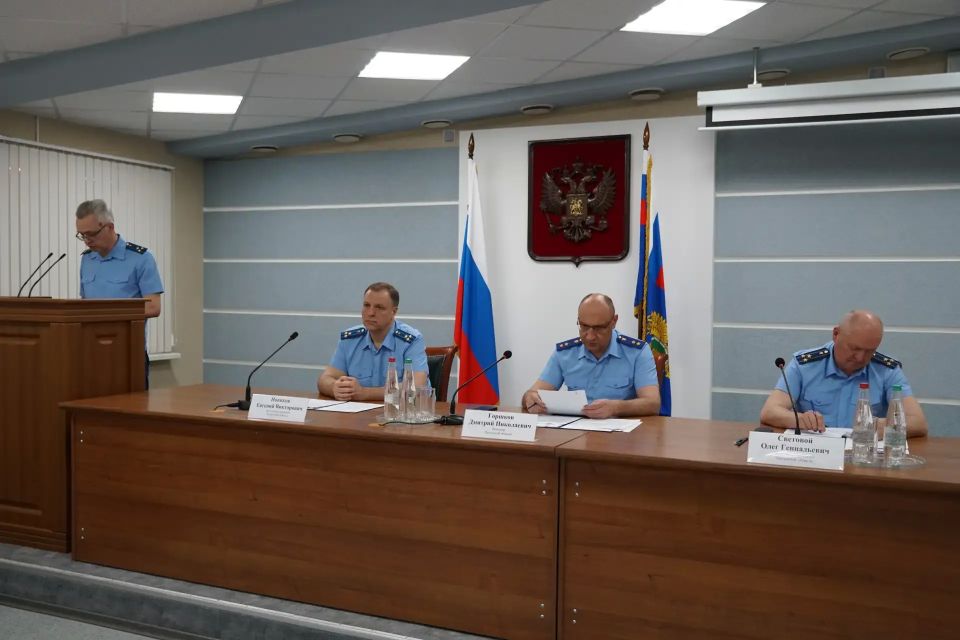 На расширенном заседании коллегии под председательством Дмитрия Горшкова рассмотрены вопросы реализации региональными органами власти и местного самоуправления возложенных законом полномочий по поступающим в их адрес...