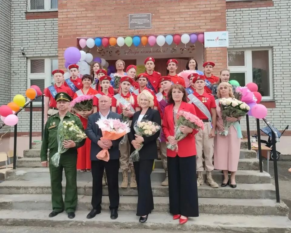 Алексей Мезенцев и Анна Князькова поздравили от имени главы региона со знаменательным днем — последним школьным звонком выпускников и педагогов школ села Индерки Сосновоборского района и села Иванырс Лунинского района Алексей Мезенцев и Анна Князькова поздравили от имени главы региона со знаменательным днем — последним школьным звонком выпускников и педагогов школ села Индерки Сосновоборского района и села Иванырс Лунинского района