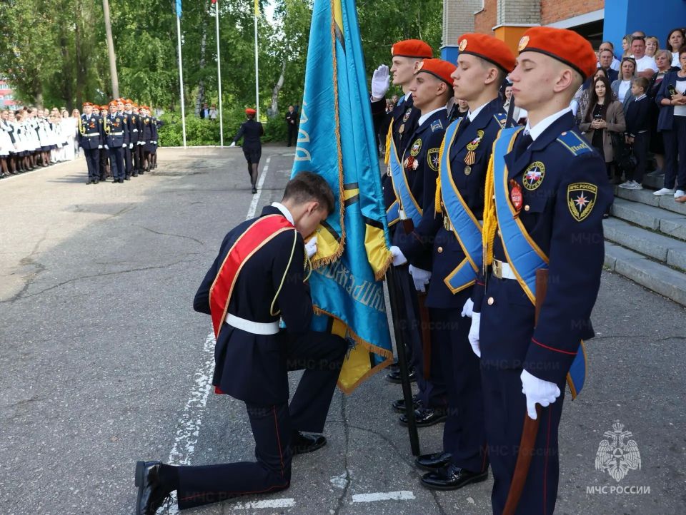 Сегодня в Губернском кадетском корпусе по делам ГОЧС имени 70-летия Победы в Великой Отечественной войне прозвенел последний звонок Сегодня в Губернском кадетском корпусе по делам ГОЧС имени 70-летия Победы в Великой Отечественной войне прозвенел последний звонок