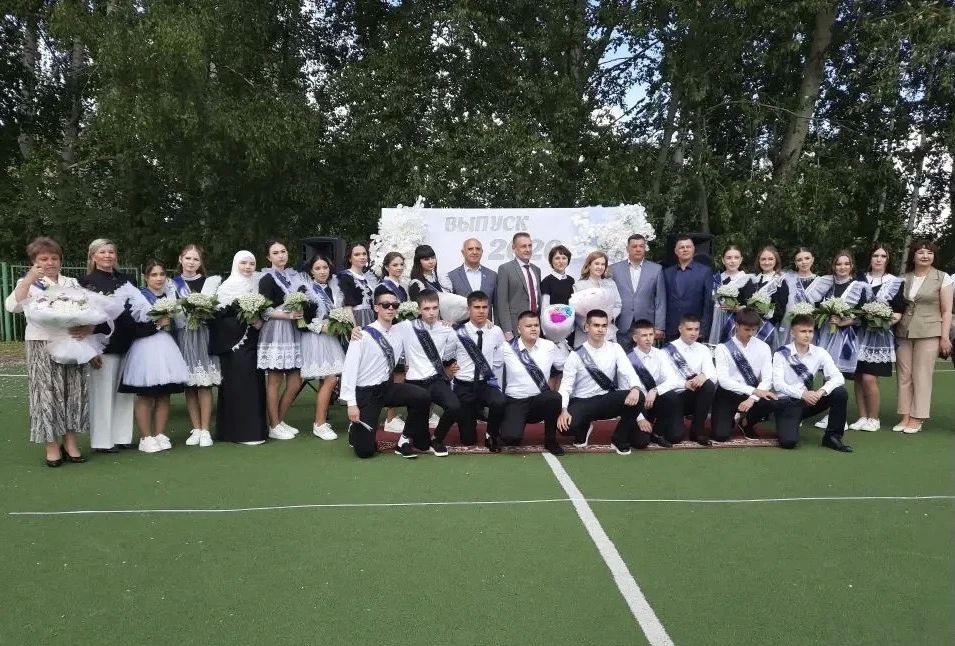 Алексей Мезенцев и Анна Князькова поздравили от имени главы региона со знаменательным днем — последним школьным звонком выпускников и педагогов школ села Индерки Сосновоборского района и села Иванырс Лунинского района Алексей Мезенцев и Анна Князькова поздравили от имени главы региона со знаменательным днем — последним школьным звонком выпускников и педагогов школ села Индерки Сосновоборского района и села Иванырс Лунинского района