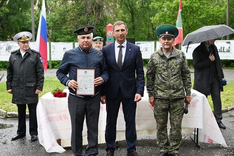 Олег Денисов принял участие в торжественном митинге в честь Дня пограничника Олег Денисов принял участие в торжественном митинге в честь Дня пограничника