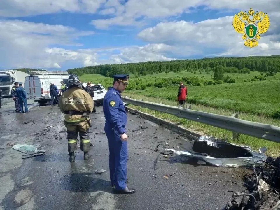 В аварии, случившейся в 11:00 пятницы, 29 мая, в Городищенском районе на 667-м км М-5 (между селами Степановка и Русский Ишим), погибли водитель и пассажиры Ford Focus: В аварии, случившейся в 11:00 пятницы, 29 мая, в Городищенском районе на 667-м км М-5 (между селами Степановка и Русский Ишим), погибли водитель и пассажиры Ford Focus: