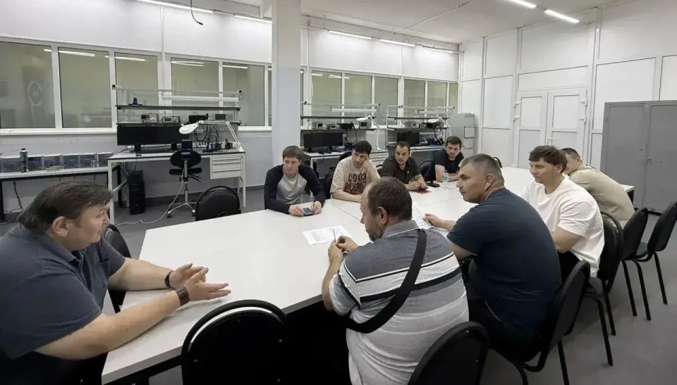 Стартовала образовательная программа профессиональной подготовки по профессии «Регулировщик радиоэлектронной аппаратуры и приборов» Стартовала образовательная программа профессиональной подготовки по профессии «Регулировщик радиоэлектронной аппаратуры и приборов»