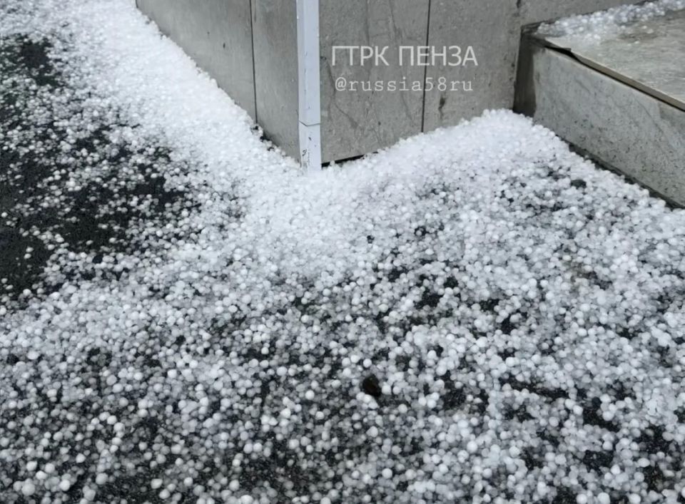 Вместо прогулок по центру и кофе на набережной – свидание с зонтом, градом и лужами Вместо прогулок по центру и кофе на набережной – свидание с зонтом, градом и лужами