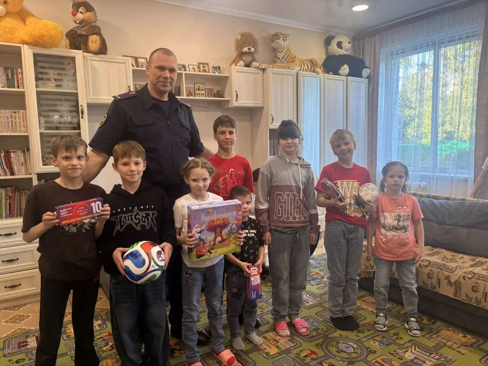 Сотрудники следственного управления поздравили воспитанников подшефных детских учреждений с Международным днем защиты детей Сотрудники следственного управления поздравили воспитанников подшефных детских учреждений с Международным днем защиты детей