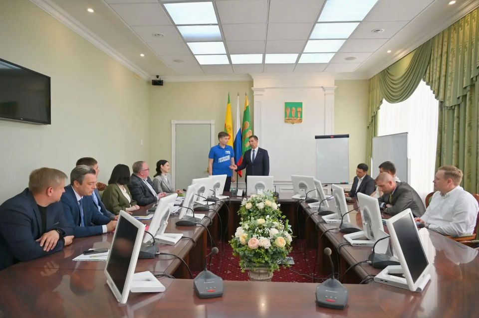 Олег Денисов представил своего советника по молодежной политике