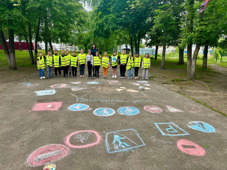 В День защиты детейв Кузнецком районе школьный двор превратился в большую карту безопасности
