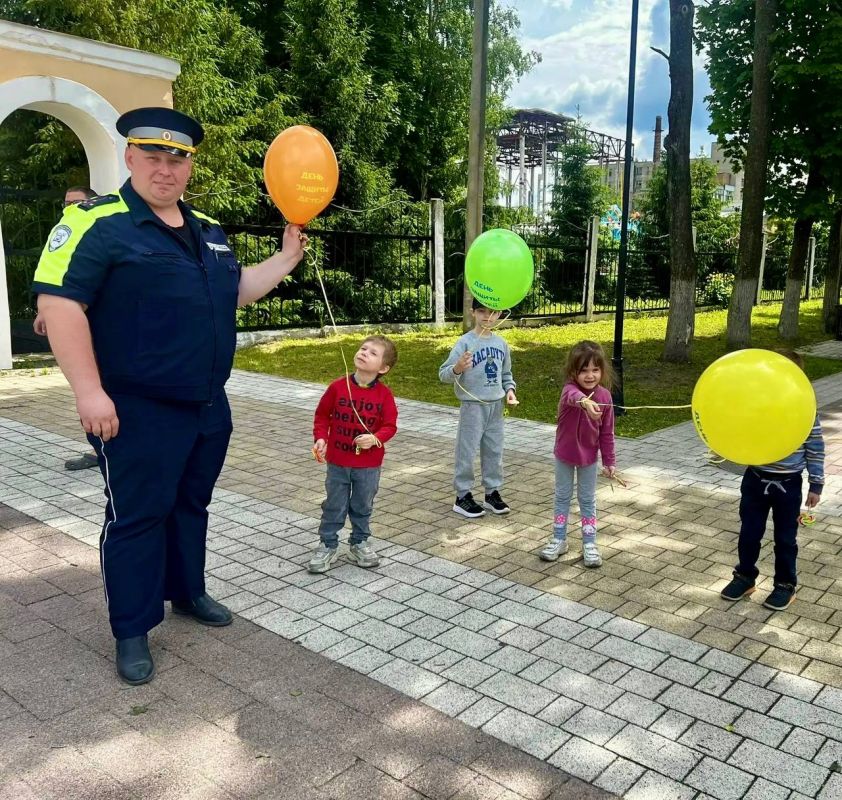 Сотрудники Госавтоинспекции Никольского района в день защиты детей провели акцию "Моя семья соблюдает ПДД"