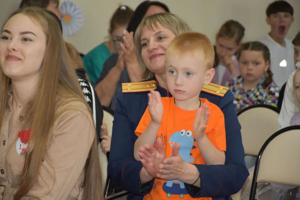 Сотрудники следственного управления поздравили воспитанников подшефных детских учреждений с Международным днем защиты детей Сотрудники следственного управления поздравили воспитанников подшефных детских учреждений с Международным днем защиты детей