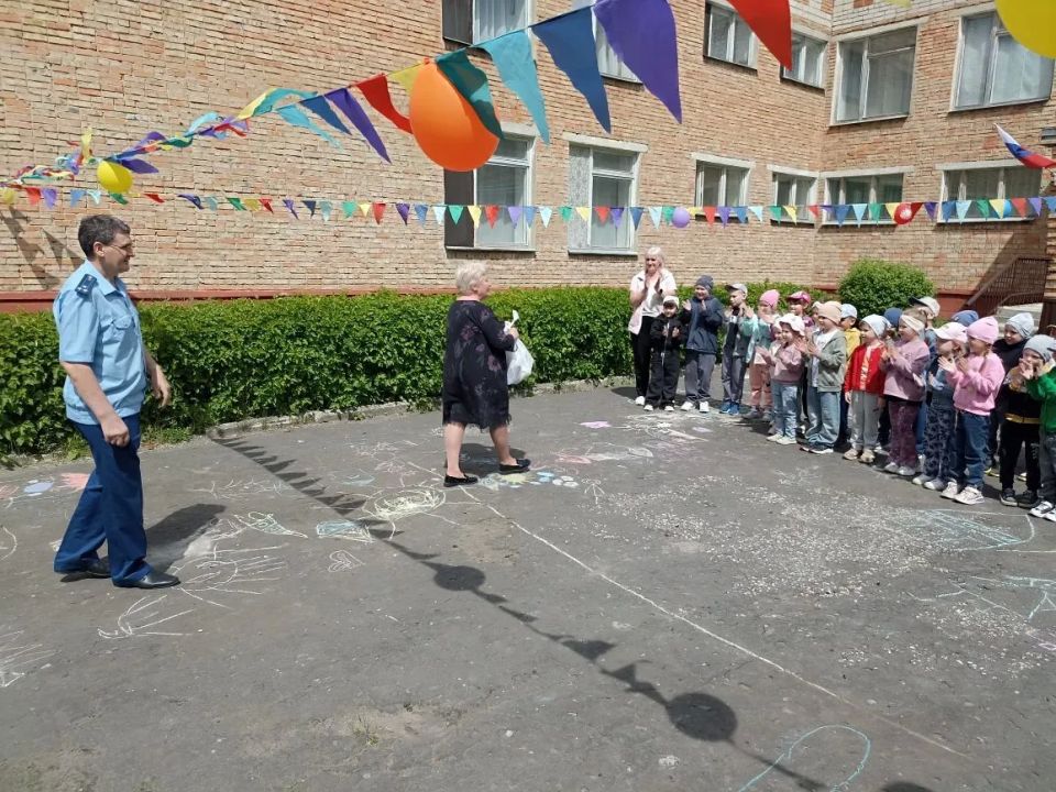 Работники органов прокуратуры области поздравили воспитанников подшефных детских учреждений с Международным днем защиты детей Работники органов прокуратуры области поздравили воспитанников подшефных детских учреждений с Международным днем защиты детей