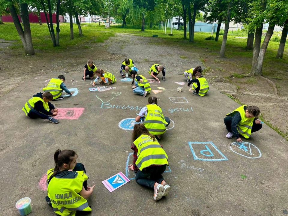 В День защиты детейв Кузнецком районе школьный двор превратился в большую карту безопасности В День защиты детейв Кузнецком районе школьный двор превратился в большую карту безопасности