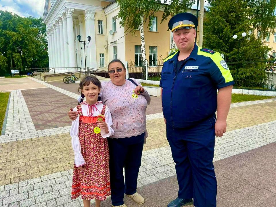 Сотрудники Госавтоинспекции Никольского района в день защиты детей провели акцию "Моя семья соблюдает ПДД" Сотрудники Госавтоинспекции Никольского района в день защиты детей провели акцию "Моя семья соблюдает ПДД"