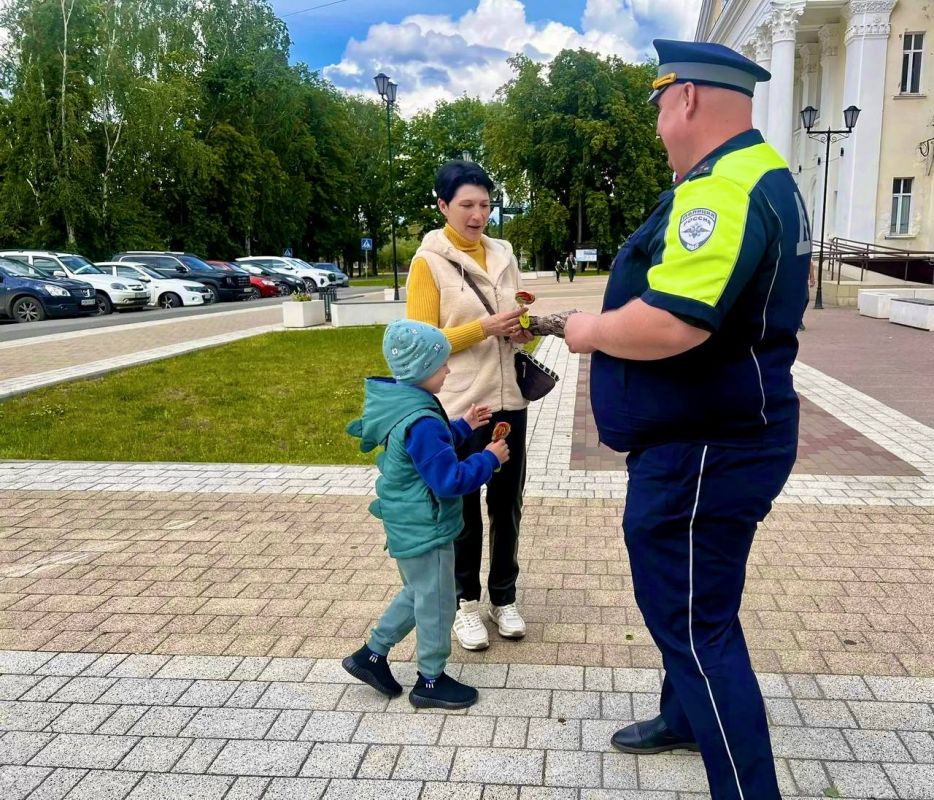 Сотрудники Госавтоинспекции Никольского района в день защиты детей провели акцию "Моя семья соблюдает ПДД" Сотрудники Госавтоинспекции Никольского района в день защиты детей провели акцию "Моя семья соблюдает ПДД"