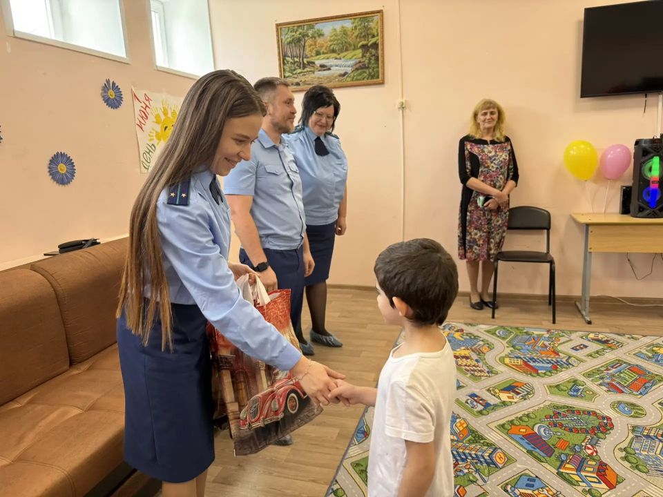 Работники органов прокуратуры области поздравили воспитанников подшефных детских учреждений с Международным днем защиты детей Работники органов прокуратуры области поздравили воспитанников подшефных детских учреждений с Международным днем защиты детей