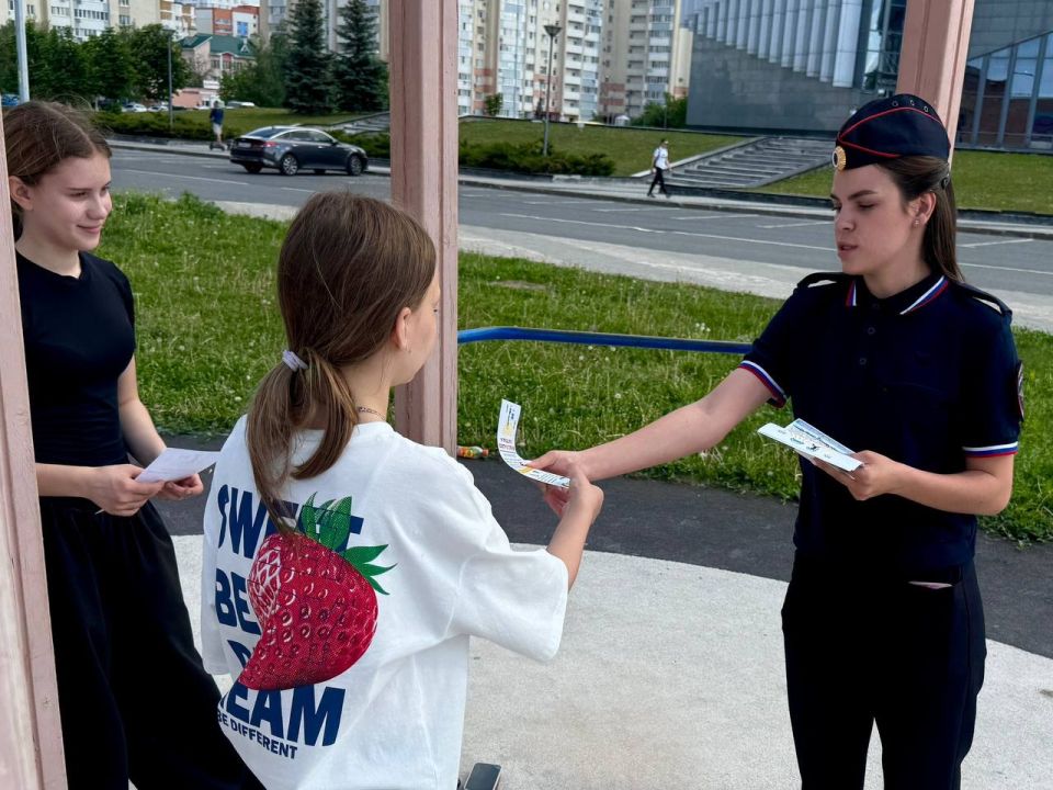 Сотрудники пензенской Госавтоинспекции в рамках профилактического мероприятия «Внимание - детиЛетние каникулы!» напомнили юным пешеходам о важности соблюдения ПДД Сотрудники пензенской Госавтоинспекции в рамках профилактического мероприятия «Внимание - детиЛетние каникулы!» напомнили юным пешеходам о важности соблюдения ПДД