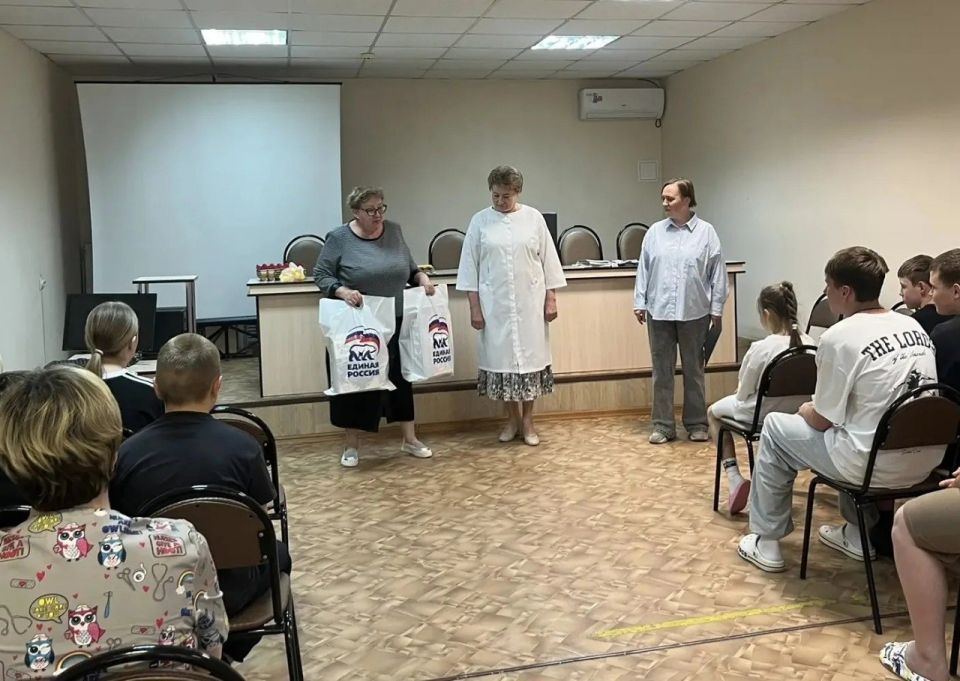 Сергей Есяков поддержал благотворительную акцию «Коробка храбрости» Сергей Есяков поддержал благотворительную акцию «Коробка храбрости»