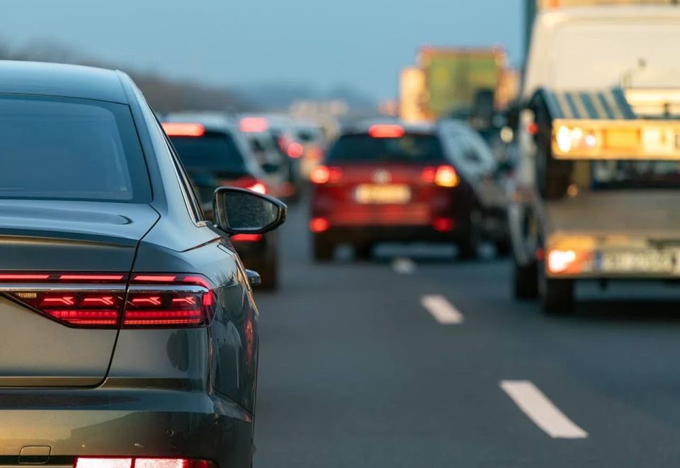 В связи с жаркой погодой Госавтоинспекция призывает водителей быть аккуратнее на дороге В связи с жаркой погодой Госавтоинспекция призывает водителей быть аккуратнее на дороге