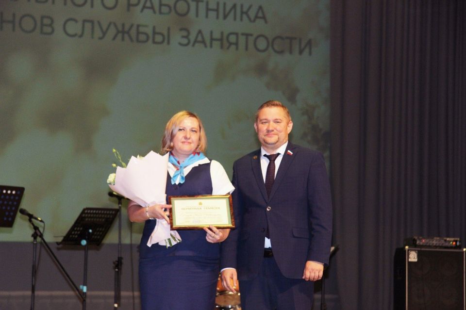 Павел Куликов вручил награды Законодательного Собрания работникам соцзащиты Павел Куликов вручил награды Законодательного Собрания работникам соцзащиты