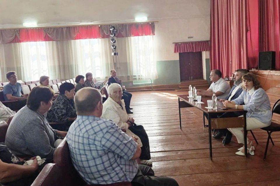 Антон Шаронов провел встречу с жителями села Долгоруково Антон Шаронов провел встречу с жителями села Долгоруково