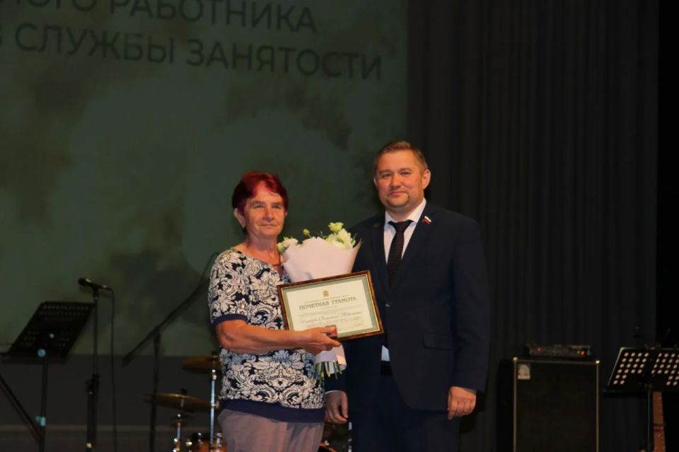 Порядка 70 пензенских специалистов сферы занятости и соцзащиты отмечены федеральными и региональными наградами Порядка 70 пензенских специалистов сферы занятости и соцзащиты отмечены федеральными и региональными наградами
