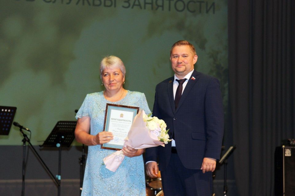 Павел Куликов вручил награды Законодательного Собрания работникам соцзащиты Павел Куликов вручил награды Законодательного Собрания работникам соцзащиты