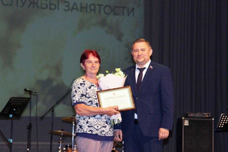 Павел Куликов вручил награды Законодательного Собрания работникам соцзащиты Павел Куликов вручил награды Законодательного Собрания работникам соцзащиты