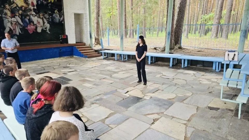 Полицейские Пензенской области и общественники в рамках акции "Каникулы с Общественным советом" организовали встречу с детьми в детском оздоровительном лагере «Сосновый бор» Полицейские Пензенской области и общественники в рамках акции "Каникулы с Общественным советом" организовали встречу с детьми в детском оздоровительном лагере «Сосновый бор»