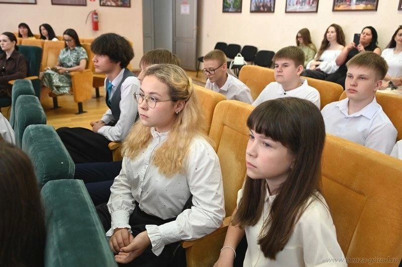 Юным горожанам торжественно вручили паспорта Юным горожанам торжественно вручили паспорта