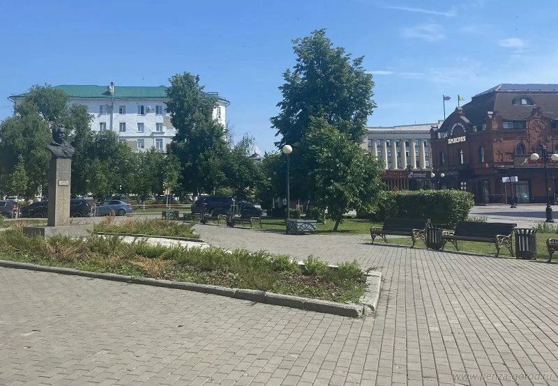 В трех пензенских скверах в Пензе установили новые скамейки и урны, их приобрели за счет средств туристического налога В трех пензенских скверах в Пензе установили новые скамейки и урны, их приобрели за счет средств туристического налога