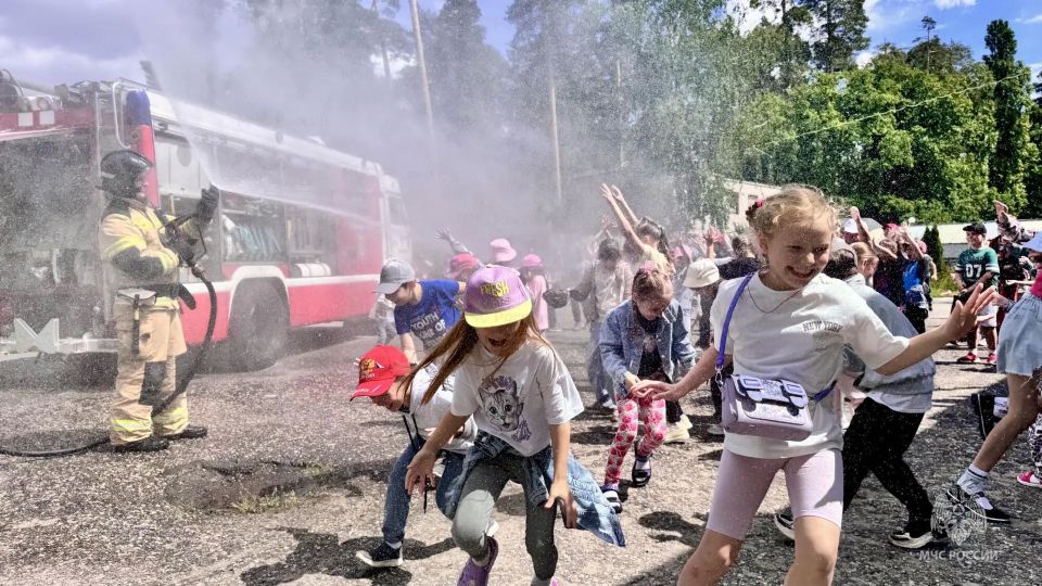 В Заречном стартовала летняя оздоровительная кампания: пожарные проводят уроки безопасности в детских лагерях В Заречном стартовала летняя оздоровительная кампания: пожарные проводят уроки безопасности в детских лагерях